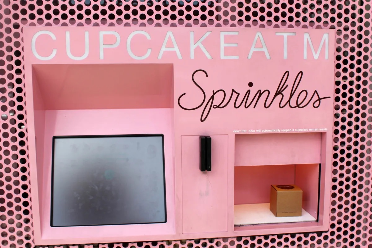 Konsep vending machine berkonsep 'ATM' yang diterapkan toko cupcake di Amerika Serikat, Sprinkles. (Foto ilustrasi: The Spoon) Konsep vending machine berkonsep 'ATM' yang diterapkan toko cupcake di Amerika Serikat, Sprinkles. (Foto ilustrasi: The Spoon)